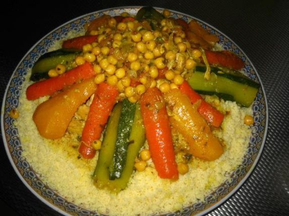 Traditionele Marokkaanse couscous met groenten en kip