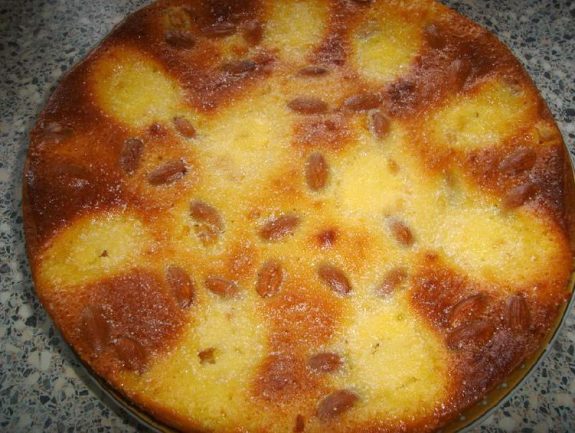 Een flanachtige Perzikcake met amandelen en perziken uit blik