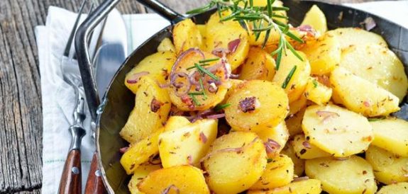 Aardappelschijfjes in een koekenpan of wok - Marmita