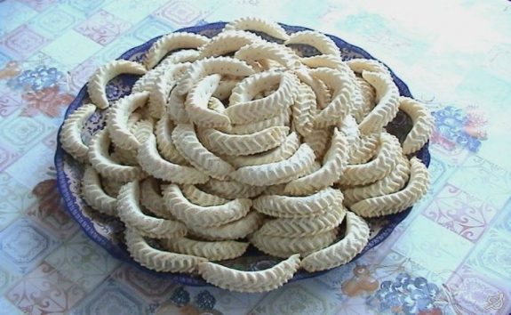 Marokkaanse koekjes Gazellehoorntjes - ka3b leghzal
