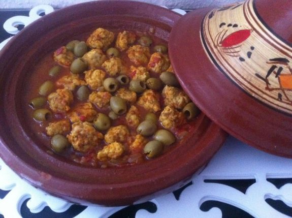 Traditionele Marokkaanse Tajine met kipgehakt in zoete saus