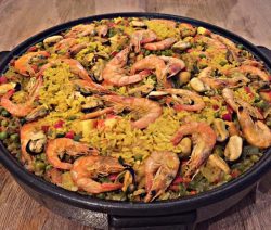 Het Paella recept van kip gamba's en zeevruchten