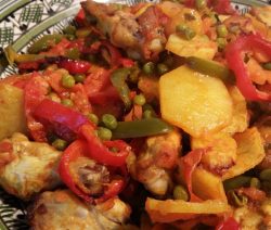 Marokkaanse kipovenschotel met groenten in bord
