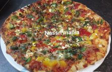 Vegetarische pizza met paprika's en mozzarella